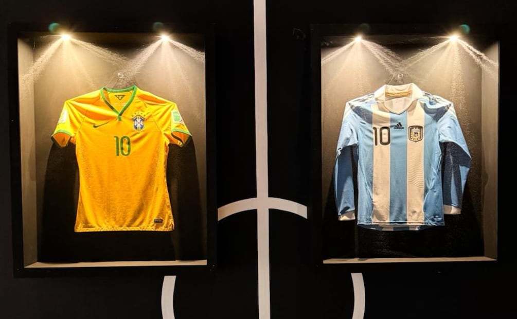 Camiseta de la Selección Nacional de Brasil, usada por Neymar Jr. 
Camiseta de la Selección Nacional de Argentina, usada por Lionel Messi. Foto: Abril Macias | El Universal