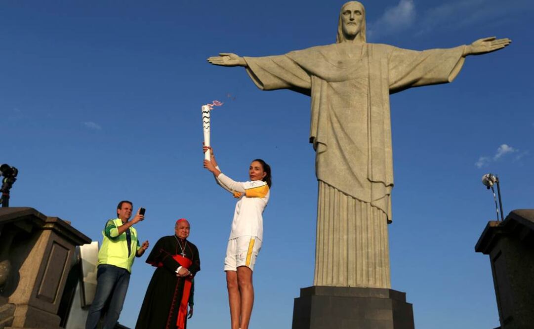 La ex seleccionada brasileña de voleibol Maria Isabel Barroso Salgado levantó la llama en la base de la gigantesca estatua de Cristo con los brazos extendidos. Foto: Reuters