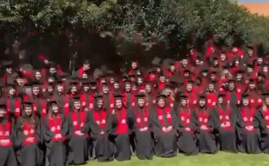 Los alumnos de la licenciatura en Psicología posaban para su foto de graduación cuando colapsó la estructura, provocando su caída. Foto: captura de pantalla