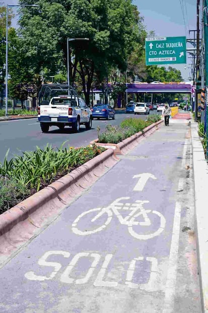 Ciclovía La Gran Tenochtitlan
El carril confinado en ambos sentidos de Calzada Tlalpan, desde el Metro Chabacano al Estadio Banorte, está listo; mide un total de 32 kilómetros. Foto: Santiago Cadena / EL UNIVERSAL