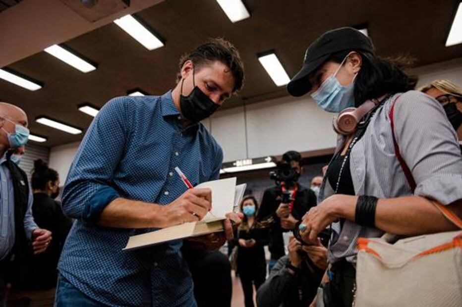 Trudeau cumple con su tradición tras ganar y visita el metro de Montreal