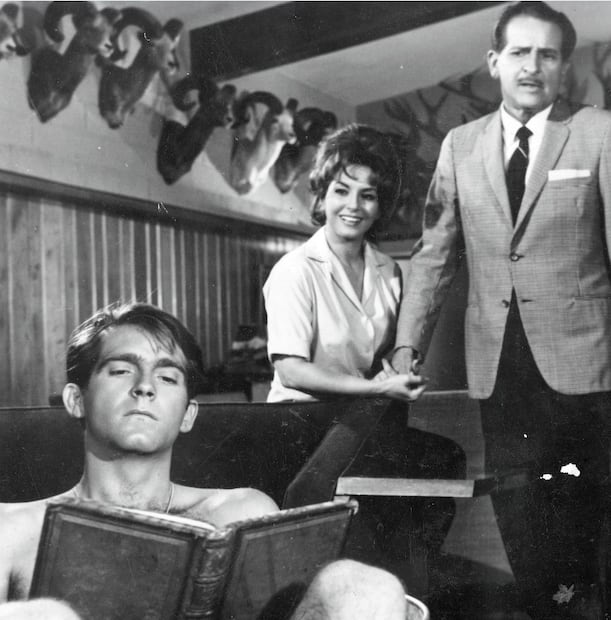 Fernando Luján en la película "Qué haremos con papá", dirigida por Rafael Baledón en 1966. En escena con Marga López y Arturo de Córdoba.
Especial/Archivo EL UNIVERSAL.