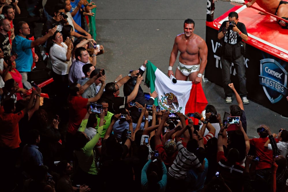 Imago7. Alberto del Río con la bandera de México