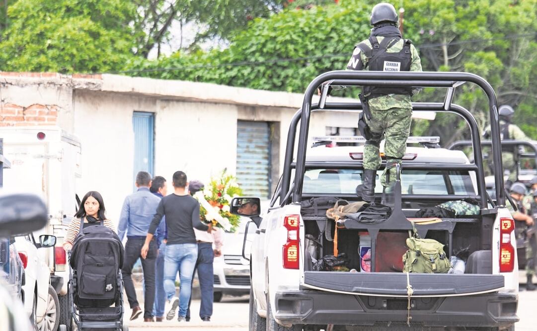 La GN, en un operativo de vigilancia en el velorio de Joel Negrete, excandidato asesinado en Abasolo, Guanajuato, en junio de 2020. Foto: ARCHIVO EL UNIVERSAL