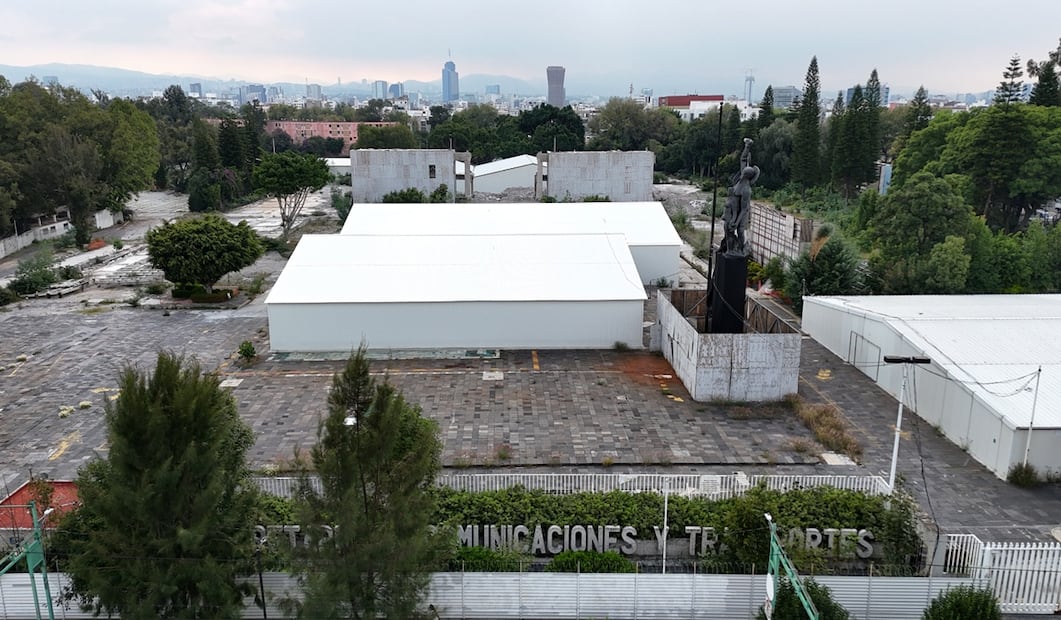 El antiguo Centro SCOP en terrenos de la extinta Secretaría de Comunicaciones y Obras Públicas se encuentra en el abandono desde 2024. Foto: Diego Prado/EL UNIVERSAL
