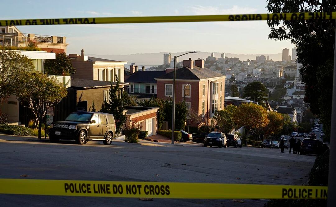 La policía bloqueó la calle fuera de la casa de los Pelosi en San Francisco, California. Foto: AP