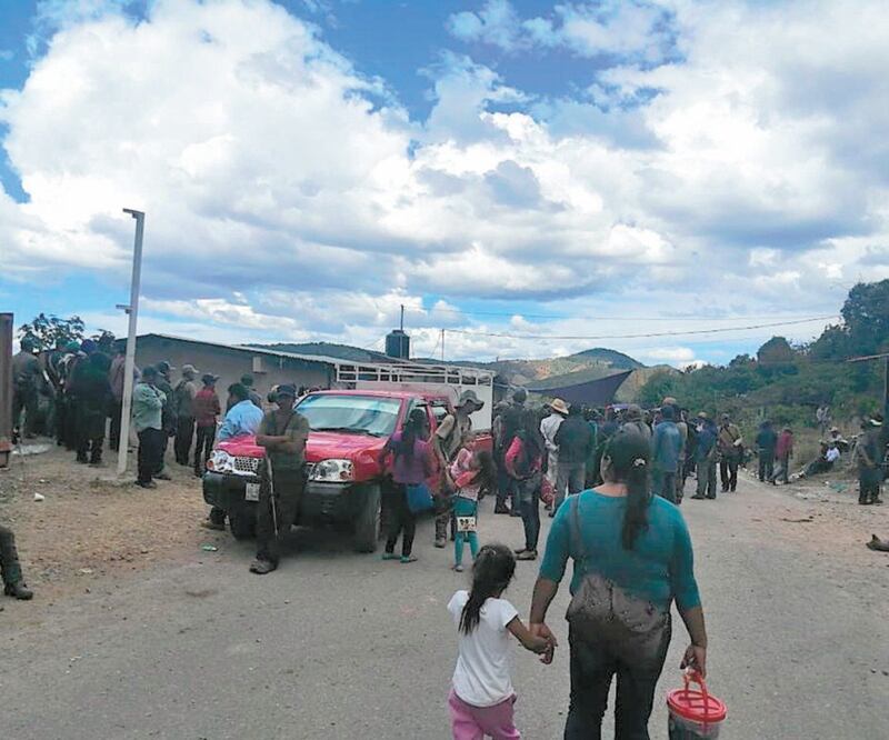 Integrantes de la CRAC advirtieron que mantendrán la protesta en la carretera hasta que las autoridades entreguen los cuerpos de los músicos. Foto: ESPECIAL