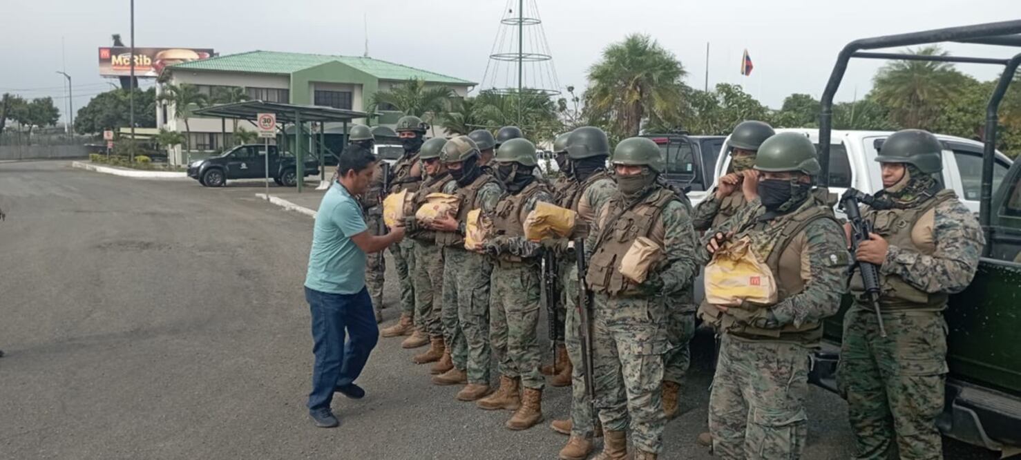 La Gobernación del Guayas posteó que entregaron alimentos y bebidas necesarias, tras largas horas de un sacrificado accionar. Foto: X de Gobernación del Guayas