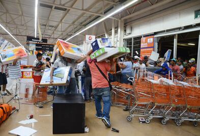 Cierran tiendas por rumores de saqueos en Veracruz