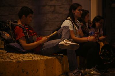 Jóvenes ya esperan en el estadio Morelos para ver al Papa