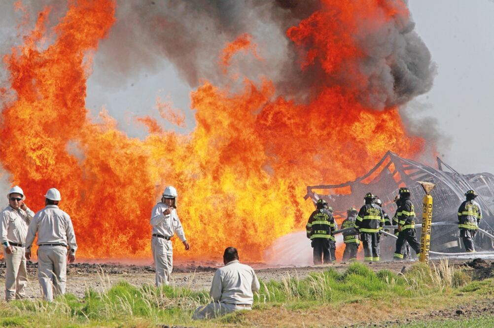 El siniestro se suscitó entre las calles Enrique Carneado y Revolución, donde acudieron 20 elementos de la Secretaría de Seguridad del Edomex, policías de la Dirección de Seguridad Ciudadana de Toluca, Protección Civil y soldados (JORGE ALVARADO)