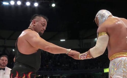 Místico deja sin cabellera a Averno en una histórica función por el 93 Aniversario del CMLL