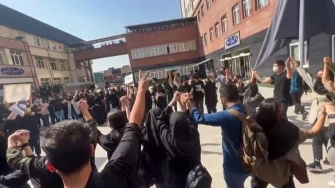 Iraníes vuelven a salir a las calles para exigir libertad; Biden ofrece apoyo