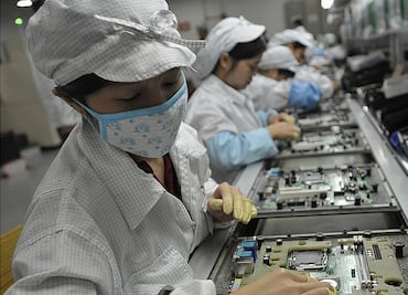 Por qué la fábrica de iPhone en China empezó a producir mascarillas para prevenir el Coronavirus