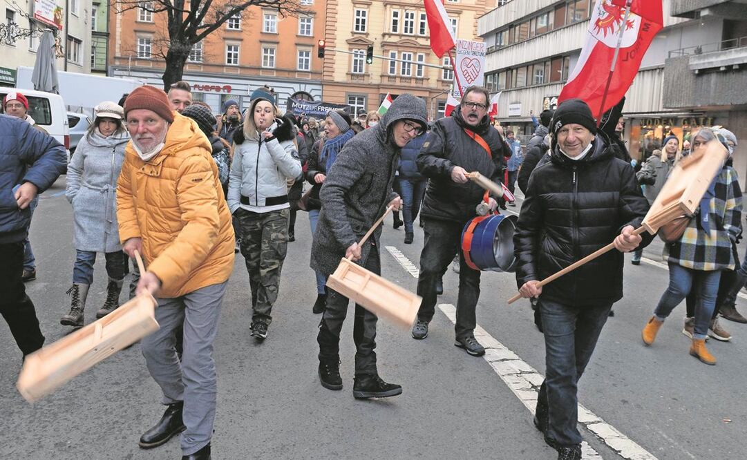 En Innsbruck se realizó una manifestación contra las medidas del gobierno austriaco para limitar los contagios de Covid-19. Foto: AFP
