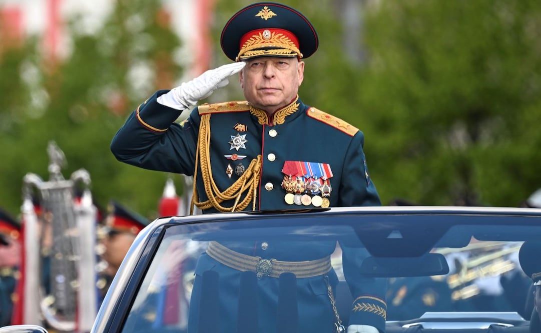 El comandante en jefe de las Fuerzas Terrestres Rusas, Oleg Salyukov, saluda en la Plaza Roja durante el desfile militar del Día de la Victoria en Moscú, Rusia, el viernes 9 de mayo de 2025, durante las celebraciones del 80.º aniversario de la victoria de la Unión Soviética sobre la Alemania nazi durante la Segunda Guerra Mundial. Foto: AP