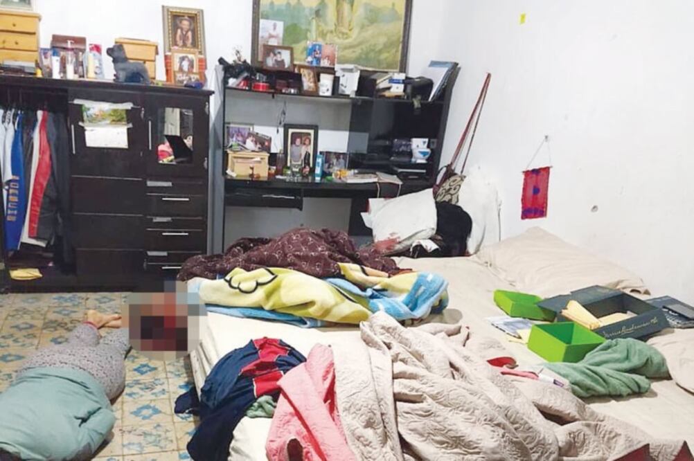 Ambas víctimas tenían huellas de violencia; al parecer se enfrentaron a su o sus agresores. Varios sobres amarillos que usaba Azucena “N” para entregar sus tandas, quedaron regados en la recámara principal. (ESPECIAL)