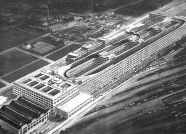 La fábrica de autos que combina arquitectura con una pista de pruebas en el techo
