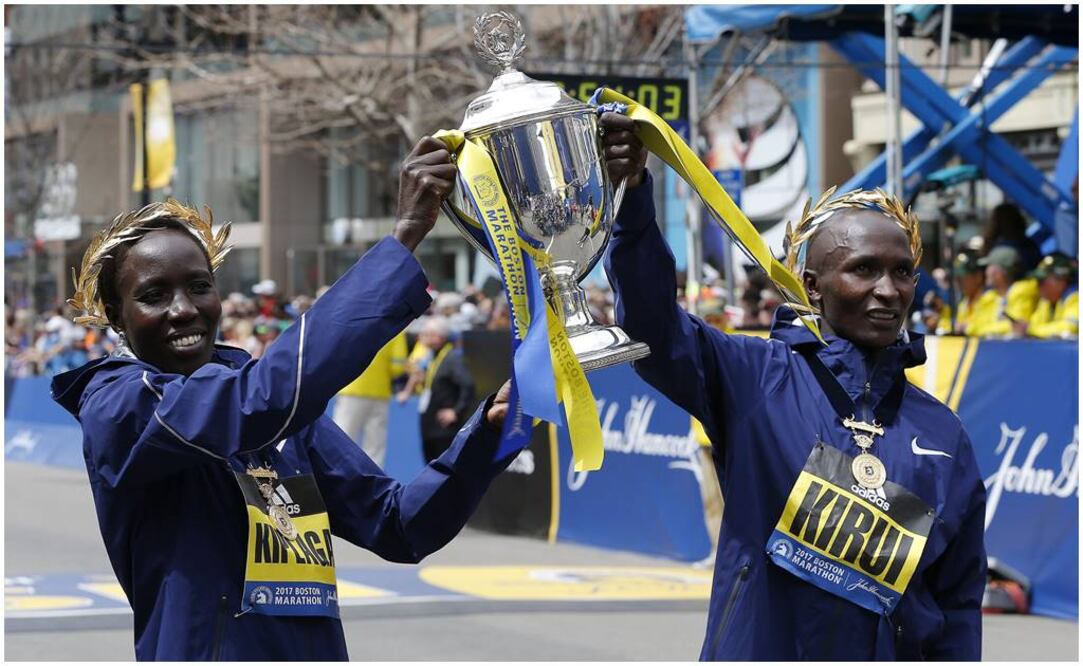 Geoffrey Kirui y Edna Kiplagat después de la premiación. Foto: AP
