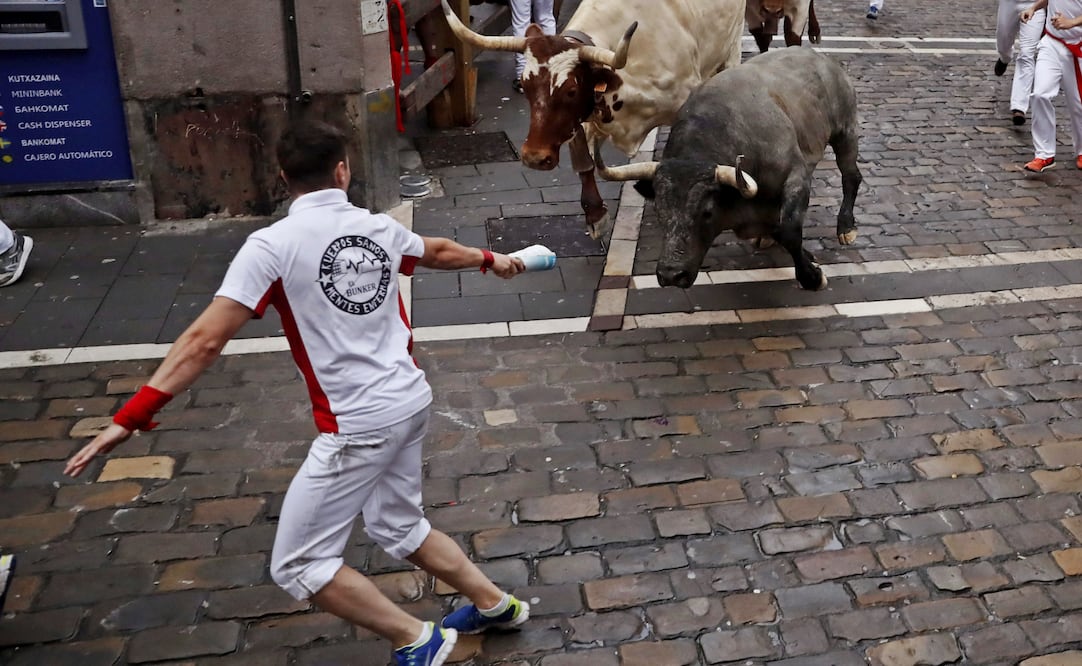 Un mozo corre ante el toro que se había quedado rezagado (Foto: EFE/Javier Lizón)