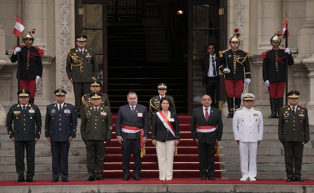 La nueva presidenta de Perú, Keiko Fujimori, fue reconocida como jefa suprema de las Fuerzas Armadas y la Policía Nacional del país. Foto: EFE
