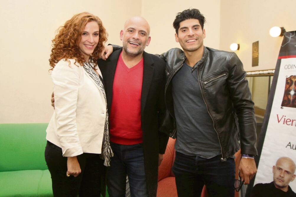 Odin (centro) con sus actores Lourdes Gazza y Christian Ramos (CARLOS MEJIA. EL UNIVERSAL)