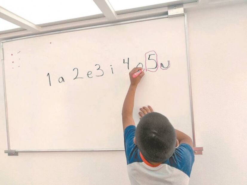 Maestra da clases sobre ruedas: adaptó camioneta como salón