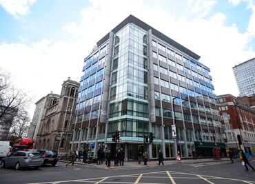 Cambridge Analytica anuncia cierre tras escándalo con Facebook