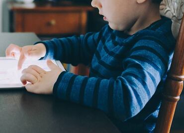 Niño compra por accidente muebles por internet con un valor de 2 mil dólares