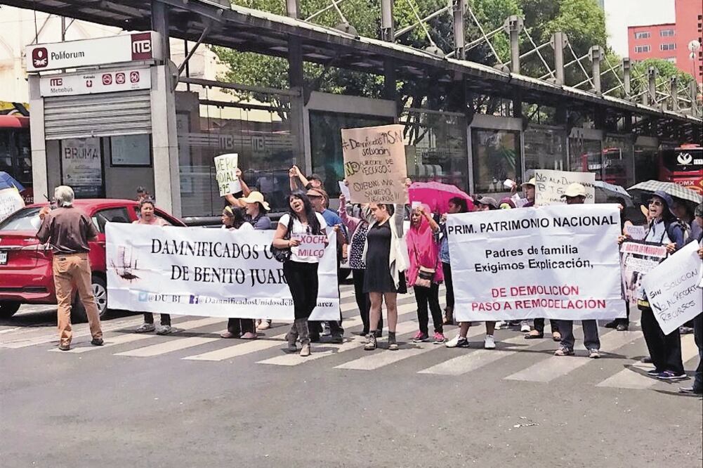 El bloqueo de la avenida de los Insurgentes y la calle Filadelfia, a partir de las 11:30 horas, generó caos vial. A lo largo de su protesta, los damnificados del 19-S explicaron que reclaman ser atendidos con eficacia. Foto: JUAN ARVIZU. EL UNIVERSAL