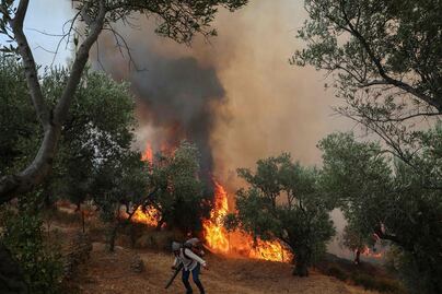Mueren 3 bomberos en Grecia durante combate a incendio forestal; megaincendios en Francia y España se estabilizan