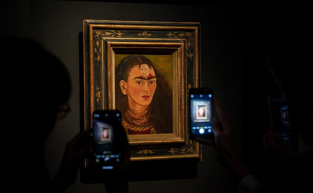  “Diego y yo”, de Frida Kahlo, se convirtió en 2021 en la obra de arte latinoamericano más costosa de la historia, hasta ahora. El cuadro se exhibe por primera vez desde 1998 en la muestra “Tercer Ojo”, en el Museo MALBA (Argentina). Imagen: Colección Eduardo F. Costantini