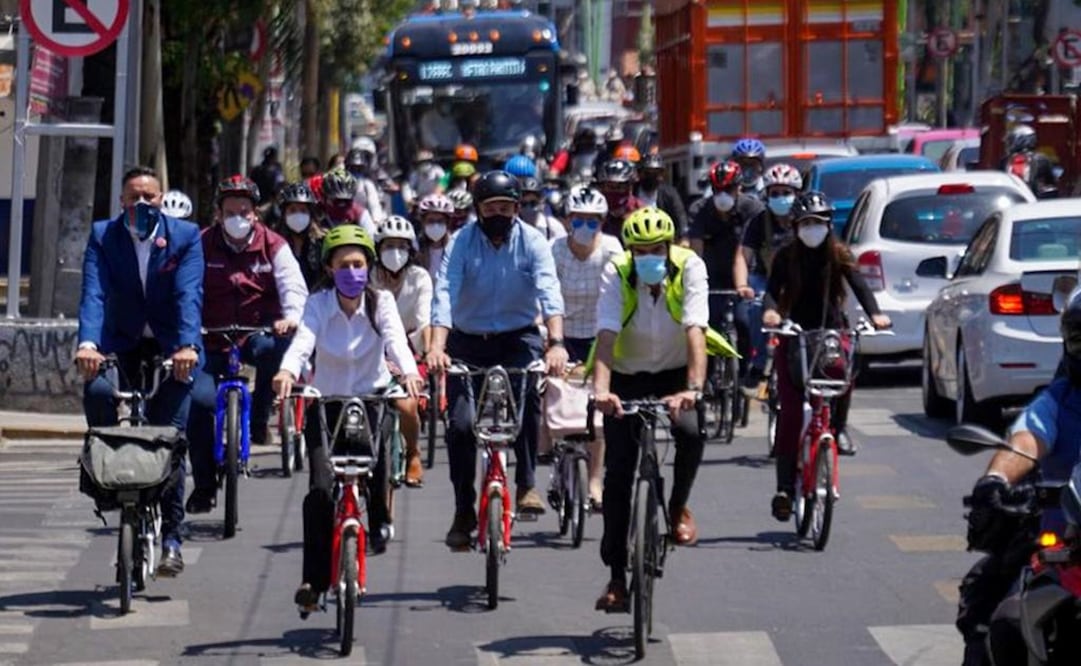 Conductores de la Línea 2 del Trolebús fueron capacitados en la biciescuela para que aprendieran a compartir con los ciclistas los carriles confinados. Foto: Especial