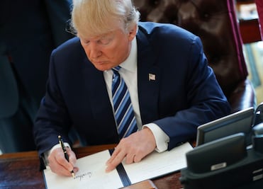 Trump firma orden para acabar con cárteles criminales en EU