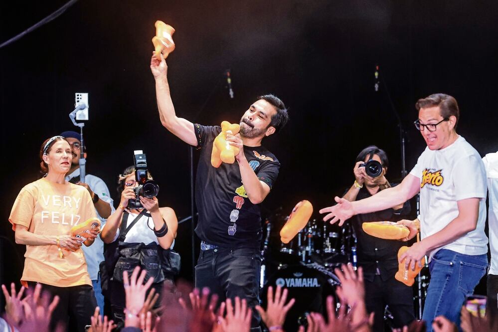 Como si fuera una estrella de rock, Máynez se mantuvo siempre sonriente ante el público que asistió a su acto. Foto: Gabriel Pano | El Universal