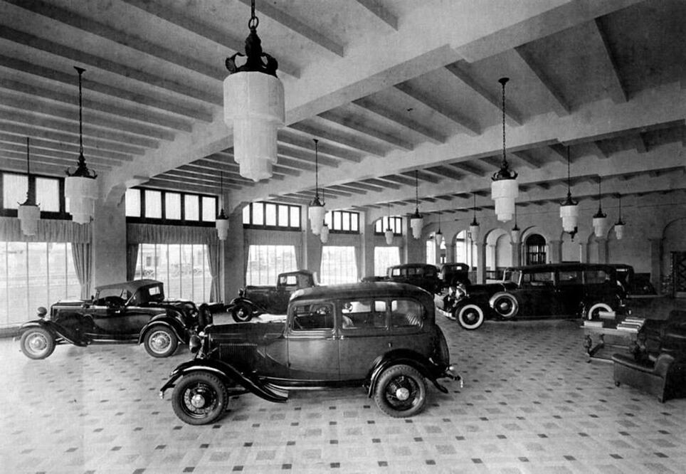 Una fotografía de la sala de exhibición de los flamantes automóviles Ford en la planta de La Villa en 1932. La imagen fue captada por el reconocido fotógrafo Guillermo Kahlo, padre de Frida.  (FOTO: Carlos Villasana)
 