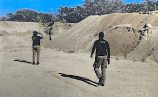 Catean predio en La Paz, BCS, por extracción ilegal de arena y piedra; aseguran armas, maquinaria y detienen a dos personas