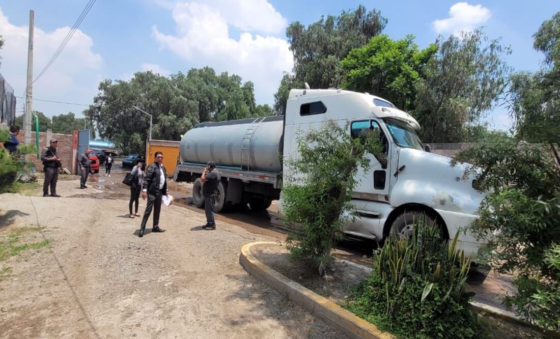 Arrestan a dos por extraer agua de pozo clandestino en Acolman, Edomex; aseguran camión tipo cisterna. Foto: Emilio Fernández