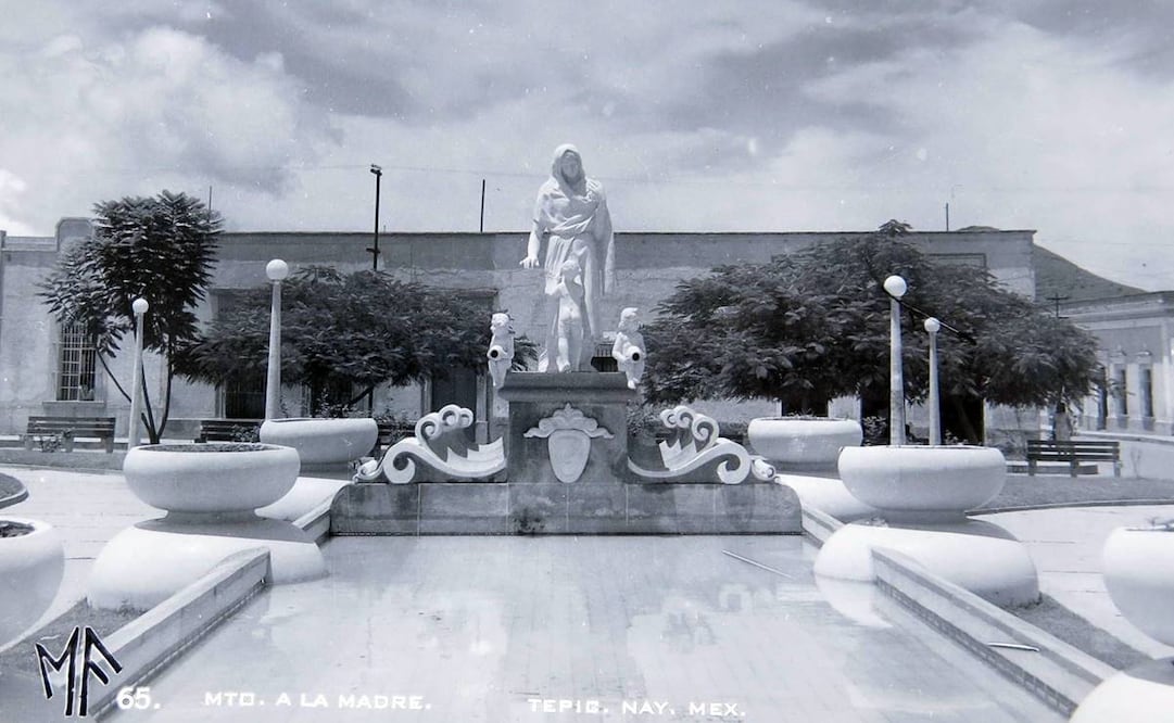Una postal de los años cincuenta en la que se aprecia el Monumento a la Madre, ubicado en el Jardín a la Madre en Tepic, Nayarit. De acuerdo a la información obtenida, tanto el Jardín como la escultura fueron modificados y retirados décadas después y ahora son totalmente distintos. Col. Villasana.