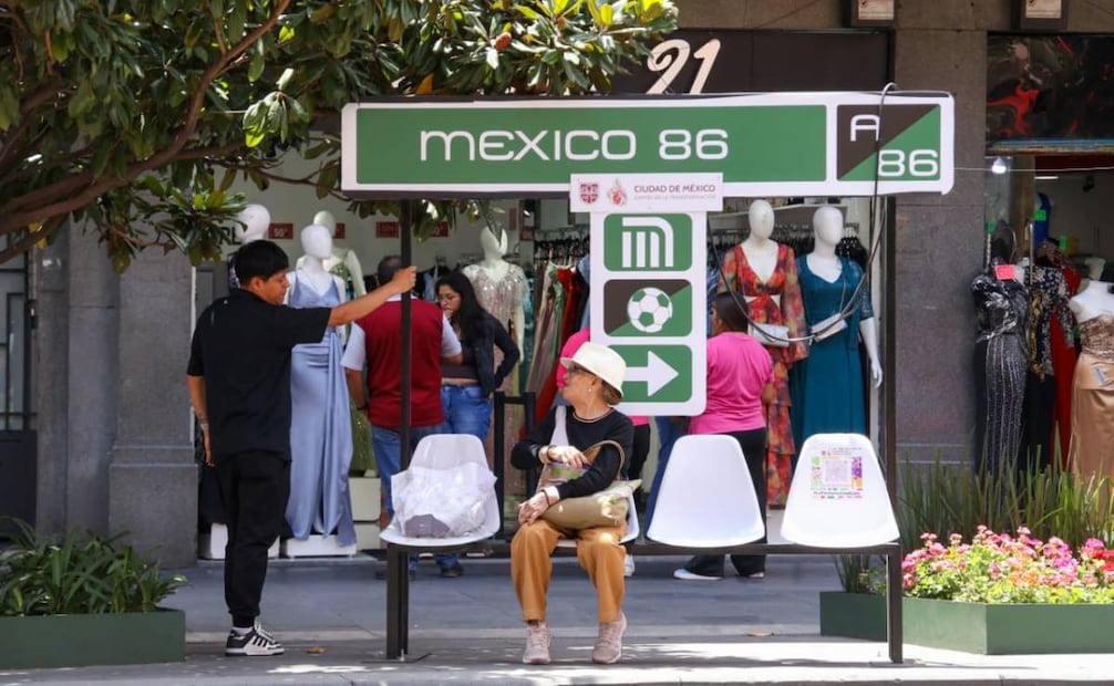 Ajolotes y Quetzalcóatl resisten en el Centro Histórico; retiro de adornos del Mundial va a cuentagotas.
Foto: Karla Guerrero / EL UNIVERSAL