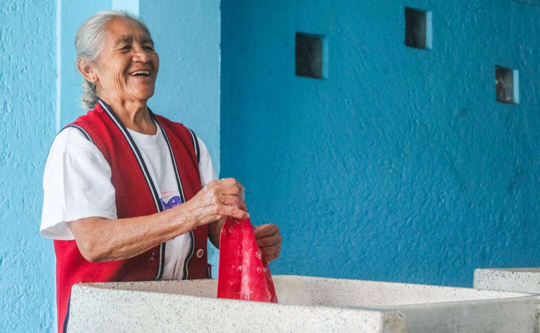 Desde hace más de 50 años, cada semana María Manuela acude a lavar a este espacio; no le gusta usar la lavadora, pues considera que la ropa sólo se llena de pelusa. Foto: AXEL SÁNCHEZ. EL UNIVERSAL