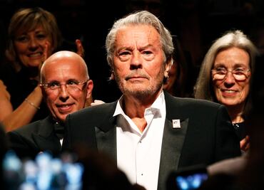 Alain Delon llora tras recibir la Palma de Oro de honor de Cannes