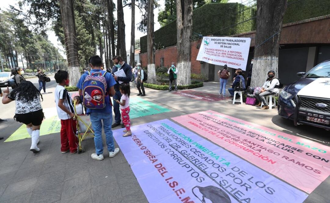 Esta tarde se instaló una mesa de negociación, pero están dispuestos a permanecer en la protesta frente a la casa, en la capital mexiquense, si no les dan una respuesta "real y razonable". Foto: Jorge Alvarado