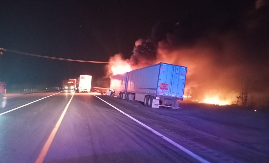 Los hechos ocurrieron cerca de la Estación Segura Escandón, dejando como saldo una persona lesionada y un tráiler incendiado, lo que bloqueó el carril de norte a sur. (10/03/2015). Foto: Especial