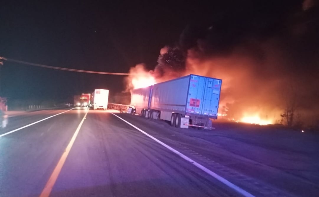 Los hechos ocurrieron cerca de la Estación Segura Escandón, dejando como saldo una persona lesionada y un tráiler incendiado, lo que bloqueó el carril de norte a sur. (10/03/2015). Foto: Especial