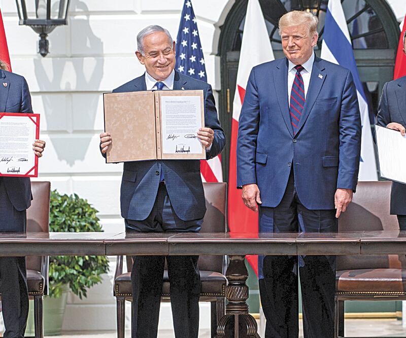 Abdullatif al-Zayani, ministro de Relaciones Exteriores de Bahréin; el premier de Israel, Benjamin Netanyahu; el presidente de EU, Donald Trump, y Abdu l l a h bin Zayed Al-Nahyan, ministro de Relaciones Exteriores de Emiratos Árabes Unidos, ayer durante