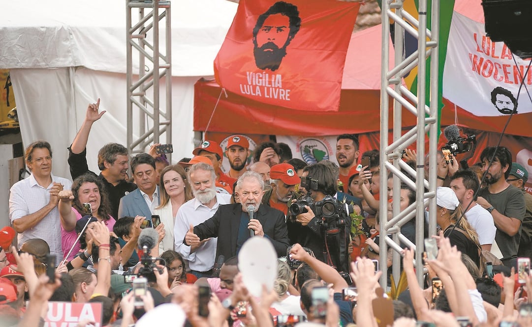 El expresidente brasileño Luiz Inácio Lula da Silva habla ante sus seguidores luego de dejar la sede de la Policía Federal, donde cumplía una condena por corrupción y lavado de dinero. Foto: HENRY MILLEO. AFP