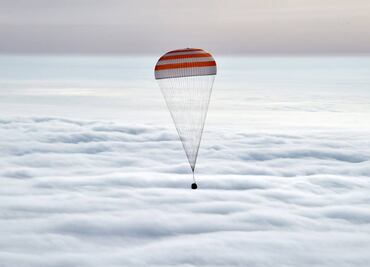 Aterriza la nave Soyuz con los cosmonautas de "la misión del año"