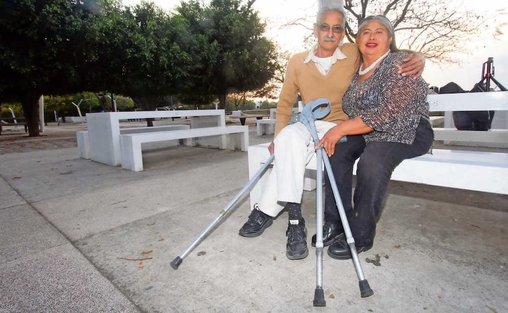 Lety y Pepe comparten una condición que marcó su infancia, pero no su vida: ambos padecieron poliomielitis. Foto: Omar Contreras / EL UNIVERSAL