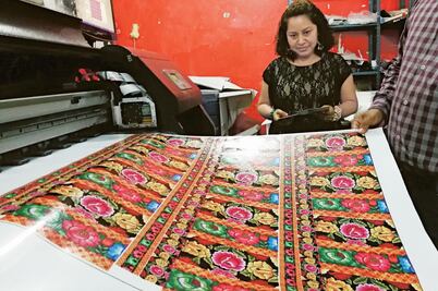 Con bolsas de plástico masifican el diseño zapoteca